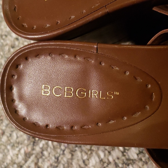 **BRAND NEW** BCBGirl Brown Leather Wedges with Gold Hardwear Size 6 1/2 US - Picture 2 of 5